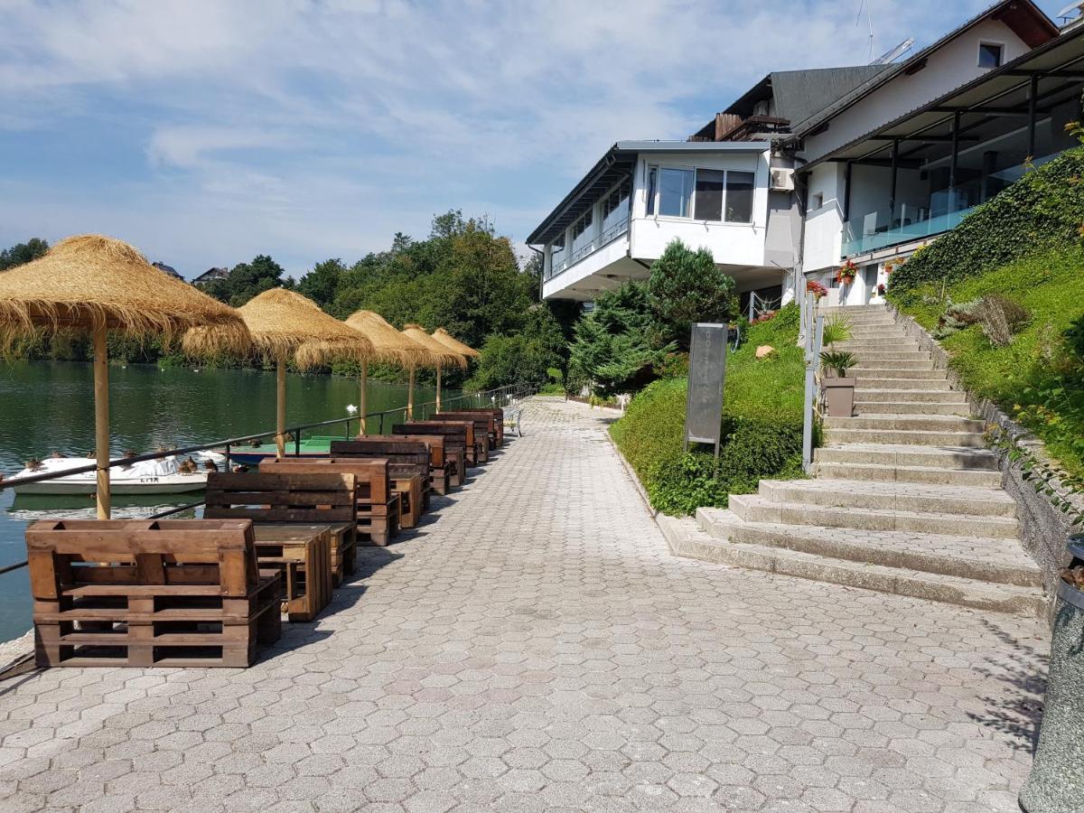 Bed and Breakfast Gostisce Jezero Медводе Екстер'єр фото
