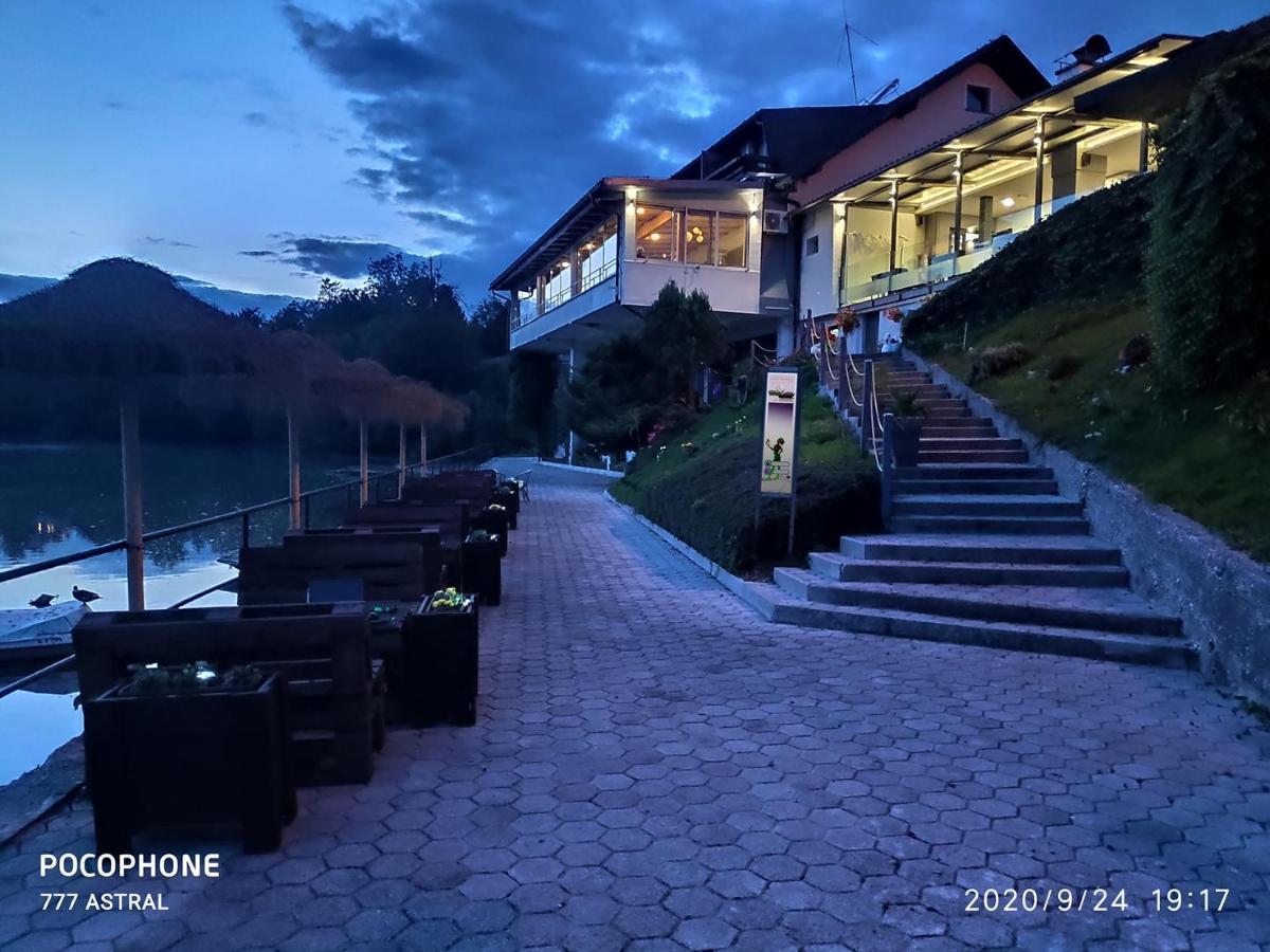 Bed and Breakfast Gostisce Jezero Медводе Екстер'єр фото