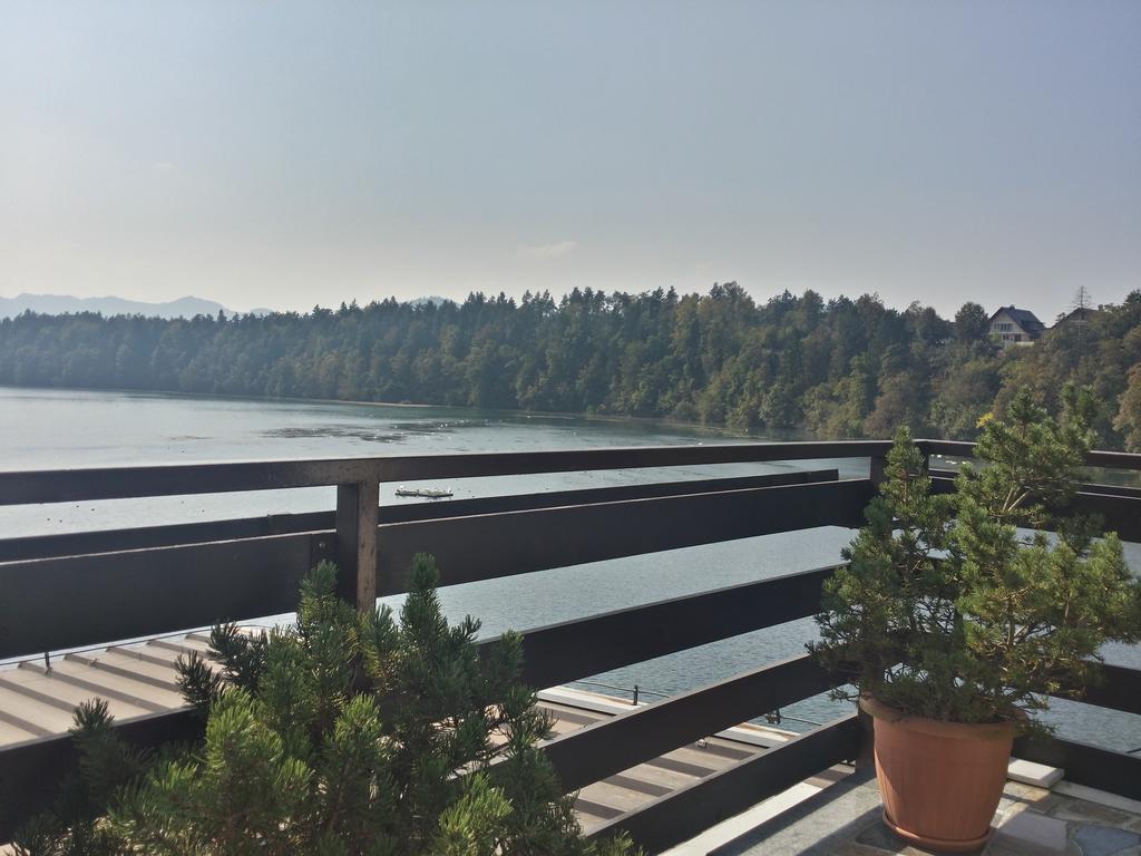 Bed and Breakfast Gostisce Jezero Медводе Екстер'єр фото