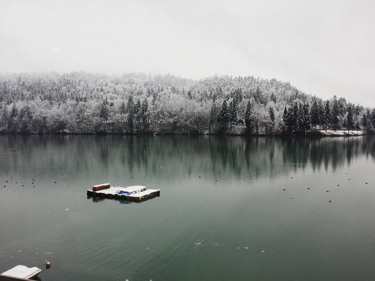 Bed and Breakfast Gostisce Jezero Медводе Екстер'єр фото